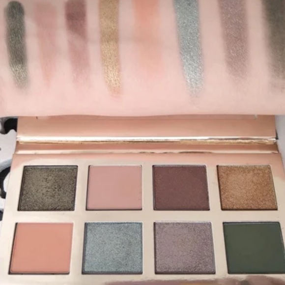 🥳🥳🥳HP🥳🥳🥳Camouflage Beauty Eyeshadow Palette
STILA - Picture 11 of 13